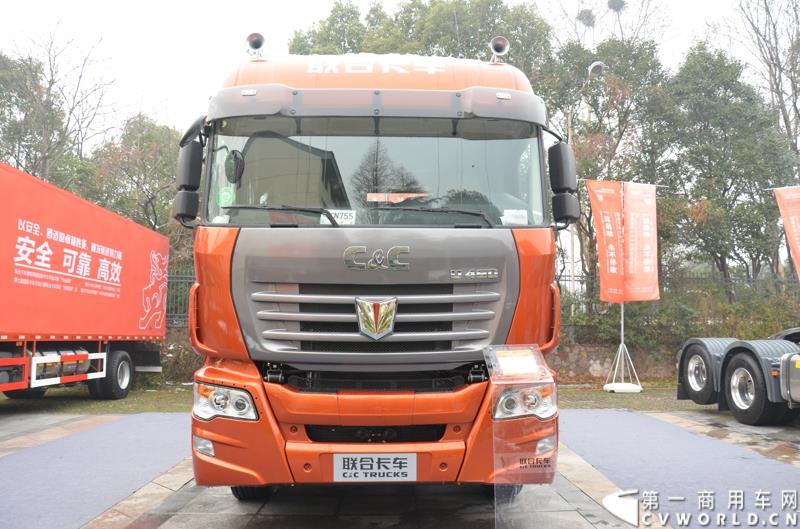 从总结展望到新品、服务品牌发布，再到股权变动，1月30日举办的联合卡车2015商务年会可谓看点颇多。图为6×4 K12旗舰版牵引车