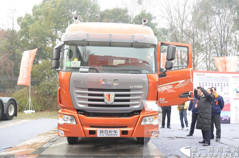 从总结展望到新品、服务品牌发布，再到股权变动，1月30日举办的联合卡车2015商务年会可谓看点颇多。图为2015款6×2R K12牵引车 