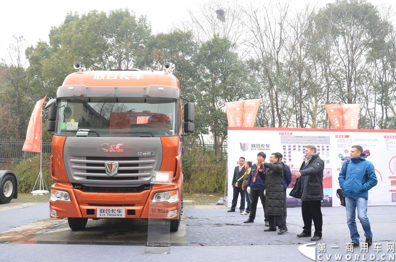 从总结展望到新品、服务品牌发布，再到股权变动，1月30日举办的联合卡车2015商务年会可谓看点颇多。图为2015款6×2R K12牵引车 