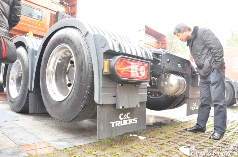 从总结展望到新品、服务品牌发布，再到股权变动，1月30日举办的联合卡车2015商务年会可谓看点颇多。图为2015款6×2R K12牵引车 