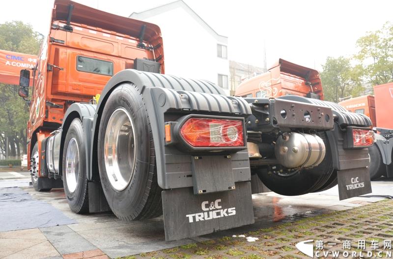 从总结展望到新品、服务品牌发布，再到股权变动，1月30日举办的联合卡车2015商务年会可谓看点颇多。图为2015款6×2R K12牵引车 