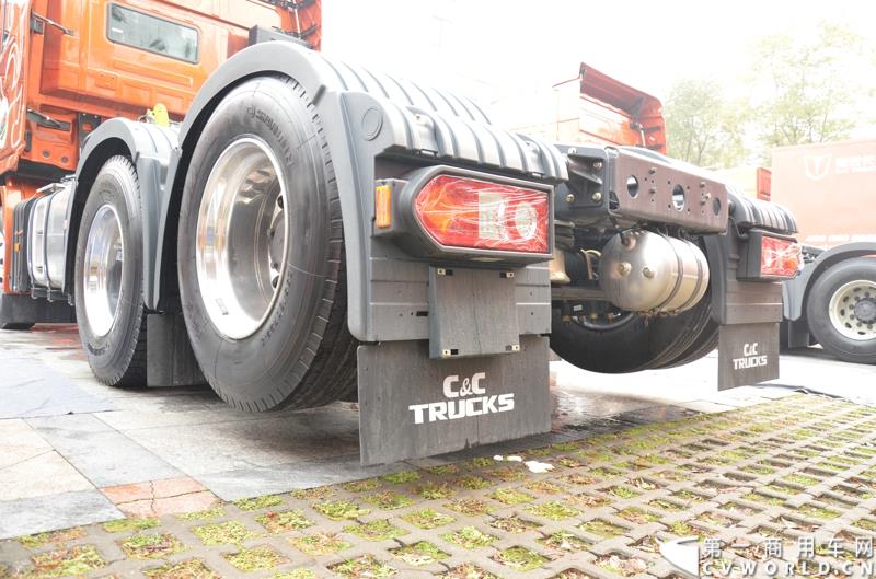 从总结展望到新品、服务品牌发布，再到股权变动，1月30日举办的联合卡车2015商务年会可谓看点颇多。图为2015款6×2R K12牵引车 