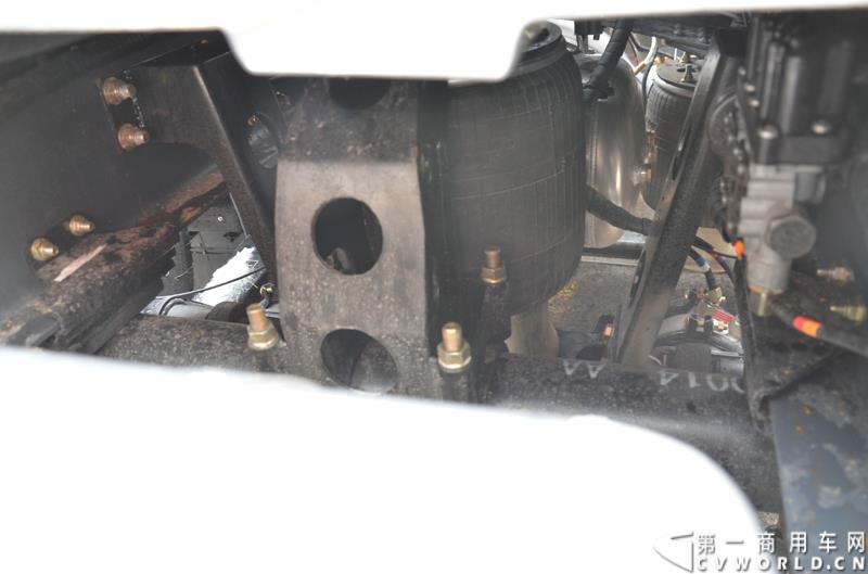 从总结展望到新品、服务品牌发布，再到股权变动，1月30日举办的联合卡车2015商务年会可谓看点颇多。图为2015款6×2R K12牵引车 