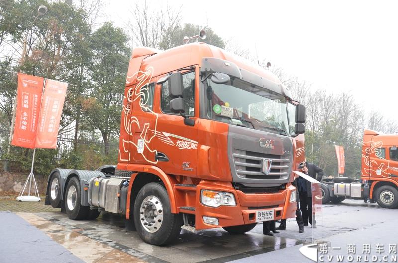 从总结展望到新品、服务品牌发布，再到股权变动，1月30日举办的联合卡车2015商务年会可谓看点颇多。图为2015款6×2R K12牵引车 