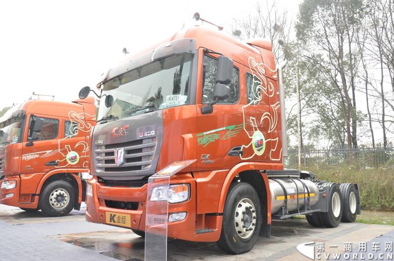 从总结展望到新品、服务品牌发布，再到股权变动，1月30日举办的联合卡车2015商务年会可谓看点颇多。图为2015款U400 6×4 LNG K金版牵引车