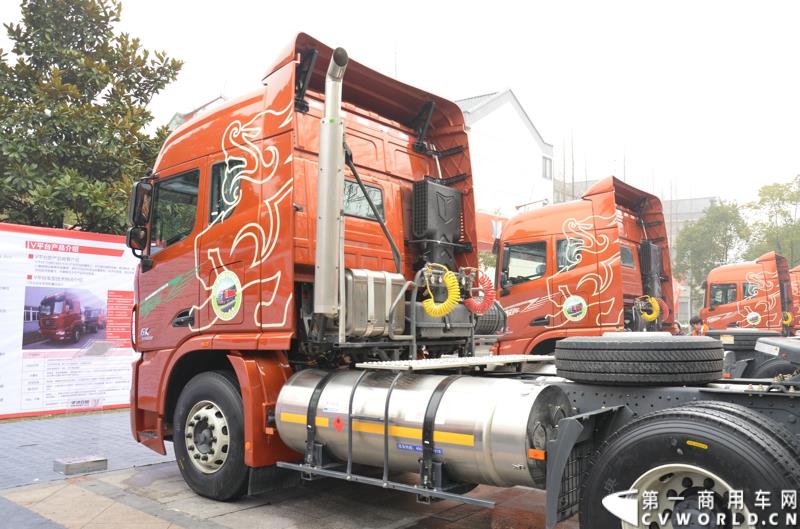 从总结展望到新品、服务品牌发布，再到股权变动，1月30日举办的联合卡车2015商务年会可谓看点颇多。图为2015款U400 6×4 LNG K金版牵引车