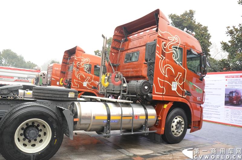 从总结展望到新品、服务品牌发布，再到股权变动，1月30日举办的联合卡车2015商务年会可谓看点颇多。图为2015款U400 6×4 LNG K金版牵引车