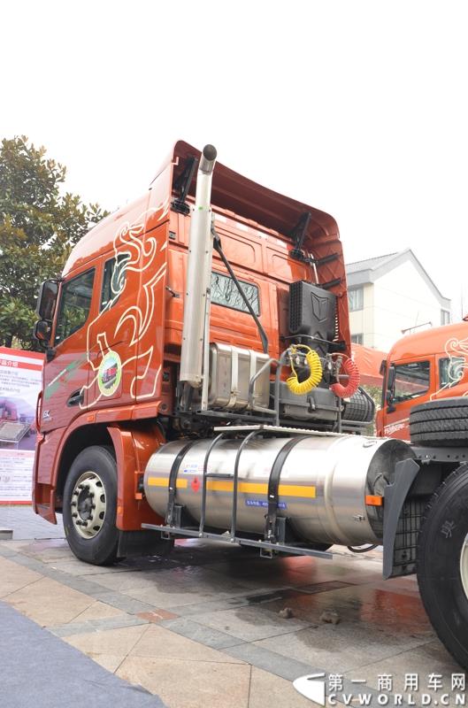 从总结展望到新品、服务品牌发布，再到股权变动，1月30日举办的联合卡车2015商务年会可谓看点颇多。图为2015款U400 6×4 LNG K金版牵引车