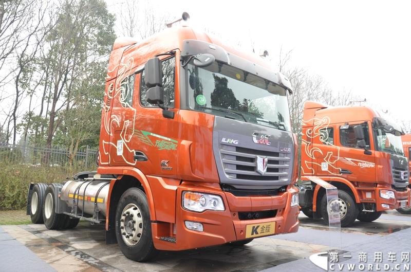 从总结展望到新品、服务品牌发布，再到股权变动，1月30日举办的联合卡车2015商务年会可谓看点颇多。图为2015款U400 6×4 LNG K金版牵引车