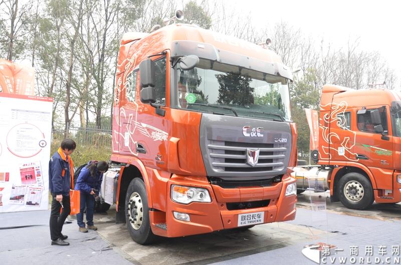 从总结展望到新品、服务品牌发布，再到股权变动，1月30日举办的联合卡车2015商务年会可谓看点颇多。图为2015款U420 6×4 K12牵引车 