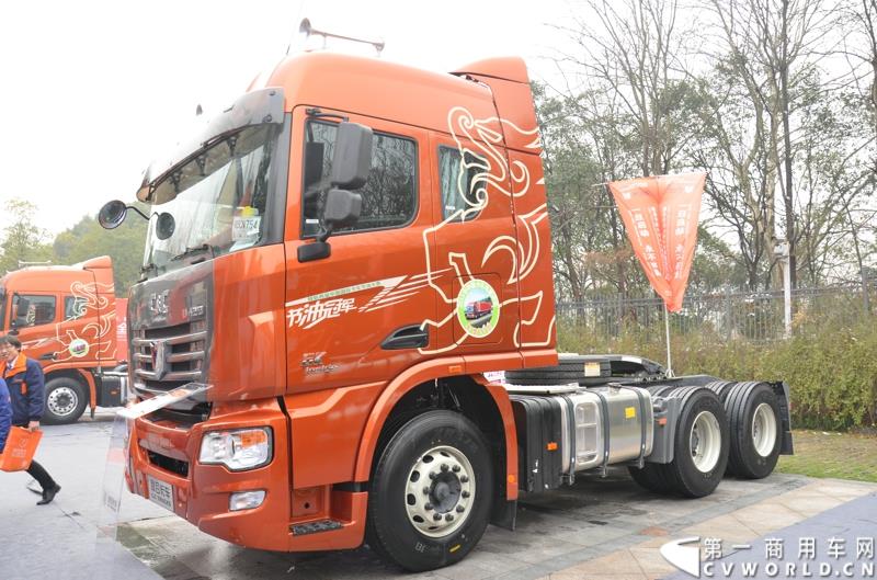 从总结展望到新品、服务品牌发布，再到股权变动，1月30日举办的联合卡车2015商务年会可谓看点颇多。图为2015款U420 6×4 K12牵引车 