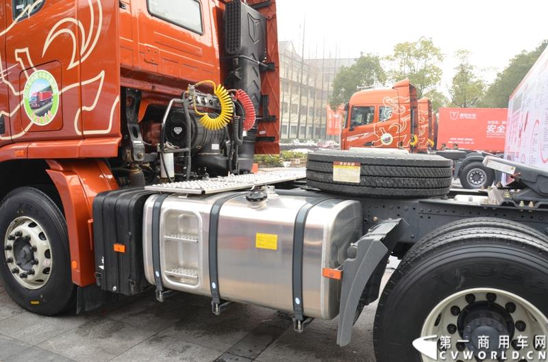 从总结展望到新品、服务品牌发布，再到股权变动，1月30日举办的联合卡车2015商务年会可谓看点颇多。图为2015款U420 6×4 K12牵引车 