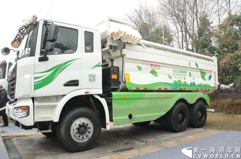 从总结展望到新品、服务品牌发布，再到股权变动，1月30日举办的联合卡车2015商务年会可谓看点颇多。图为U340 6×4 LNG城镇渣土车