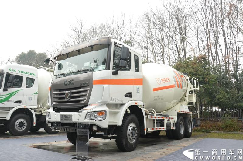 从总结展望到新品、服务品牌发布，再到股权变动，1月30日举办的联合卡车2015商务年会可谓看点颇多。图为U340 6×4 无副梁搅拌车