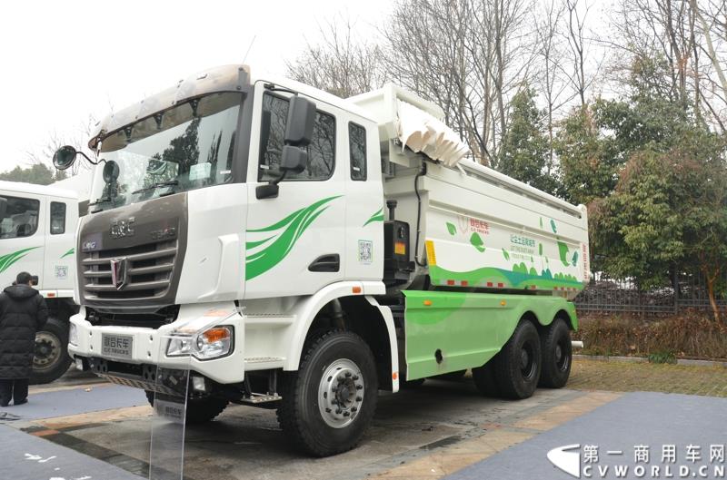 从总结展望到新品、服务品牌发布，再到股权变动，1月30日举办的联合卡车2015商务年会可谓看点颇多。图为U340 6×4 LNG城镇渣土车