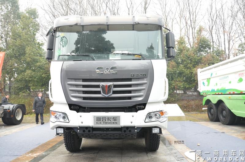 从总结展望到新品、服务品牌发布，再到股权变动，1月30日举办的联合卡车2015商务年会可谓看点颇多。图为U340 8×4城镇渣土车 