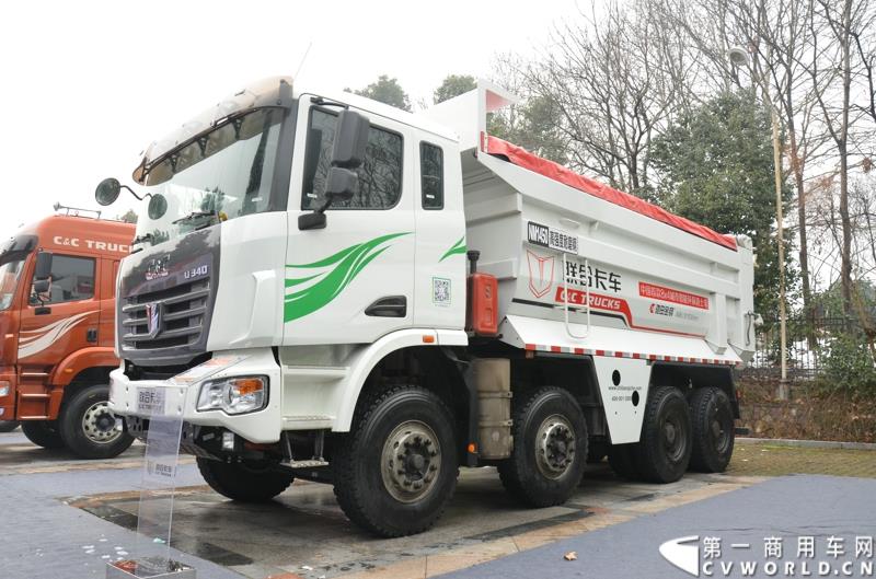 从总结展望到新品、服务品牌发布，再到股权变动，1月30日举办的联合卡车2015商务年会可谓看点颇多。图为U340 8×4城镇渣土车 