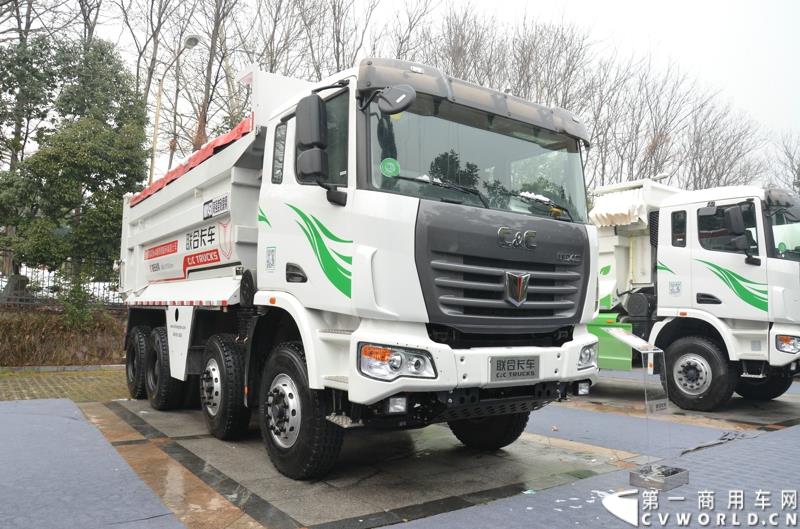 从总结展望到新品、服务品牌发布，再到股权变动，1月30日举办的联合卡车2015商务年会可谓看点颇多。图为U340 8×4城镇渣土车 