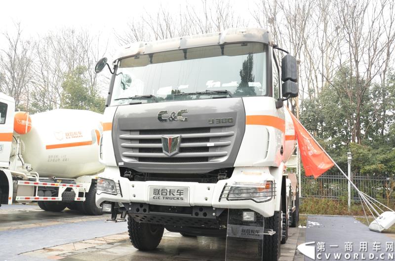 从总结展望到新品、服务品牌发布，再到股权变动，1月30日举办的联合卡车2015商务年会可谓看点颇多。图为U380 8×4 搅拌车 