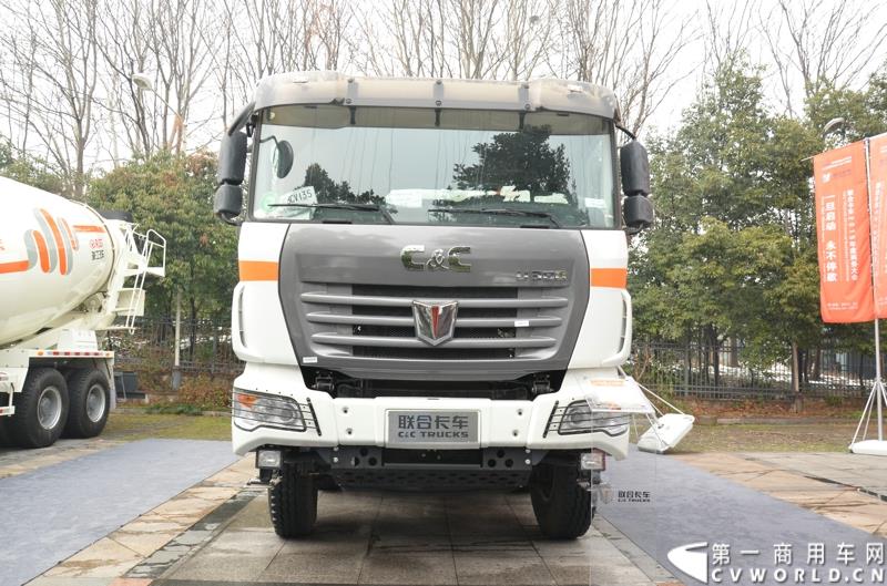 从总结展望到新品、服务品牌发布，再到股权变动，1月30日举办的联合卡车2015商务年会可谓看点颇多。图为U380 8×4 搅拌车 