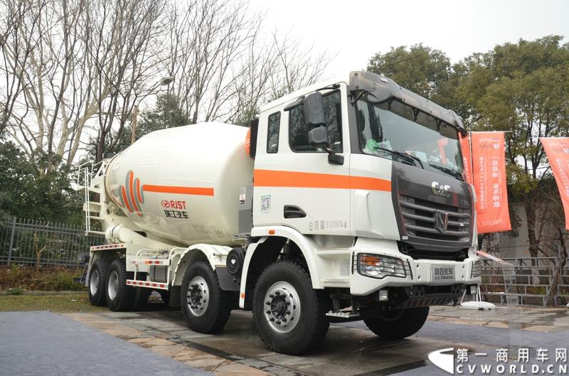 从总结展望到新品、服务品牌发布，再到股权变动，1月30日举办的联合卡车2015商务年会可谓看点颇多。图为U380 8×4 搅拌车 