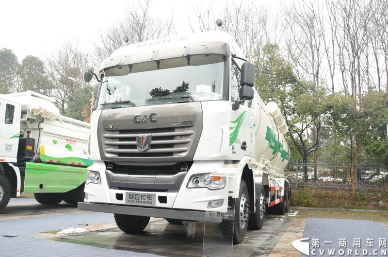 从总结展望到新品、服务品牌发布，再到股权变动，1月30日举办的联合卡车2015商务年会可谓看点颇多。图为U400 8×4 LNG粉罐运输车 