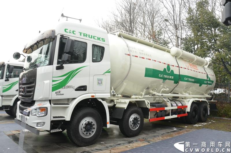 从总结展望到新品、服务品牌发布，再到股权变动，1月30日举办的联合卡车2015商务年会可谓看点颇多。图为U400 8×4 LNG粉罐运输车 