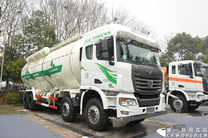 从总结展望到新品、服务品牌发布，再到股权变动，1月30日举办的联合卡车2015商务年会可谓看点颇多。图为U400 8×4 LNG粉罐运输车 