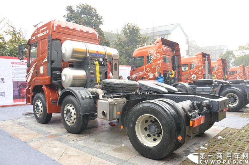 从总结展望到新品、服务品牌发布，再到股权变动，1月30日举办的联合卡车2015商务年会可谓看点颇多。图为V340 6×2 LNG运煤型牵引车 