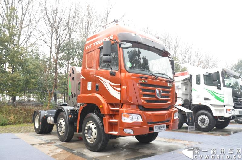 从总结展望到新品、服务品牌发布，再到股权变动，1月30日举办的联合卡车2015商务年会可谓看点颇多。图为V340 6×2 LNG运煤型牵引车 