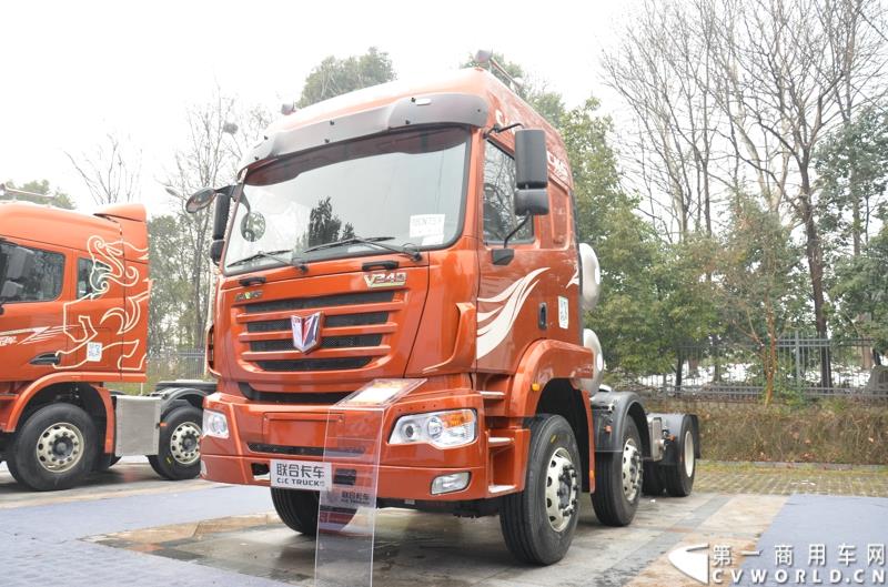 从总结展望到新品、服务品牌发布，再到股权变动，1月30日举办的联合卡车2015商务年会可谓看点颇多。图为V340 6×2 LNG运煤型牵引车 