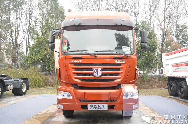 从总结展望到新品、服务品牌发布，再到股权变动，1月30日举办的联合卡车2015商务年会可谓看点颇多。图为V340 6×2 LNG运煤型牵引车 
