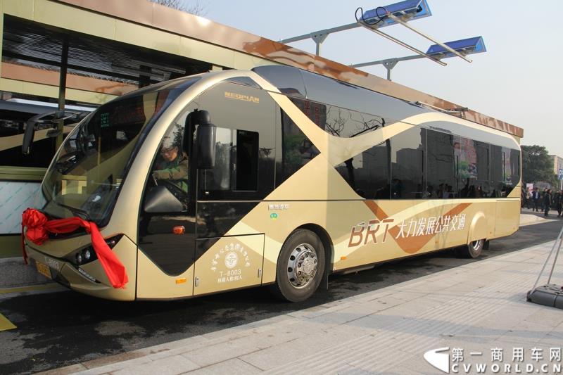 2月12日，全球首条e－BRT（纯电动快速公交）专线在浙江金华市正式开通，其全部38辆e－BRT公交客车由青年汽车制造生产。图为BRT公交缓缓驶出站台