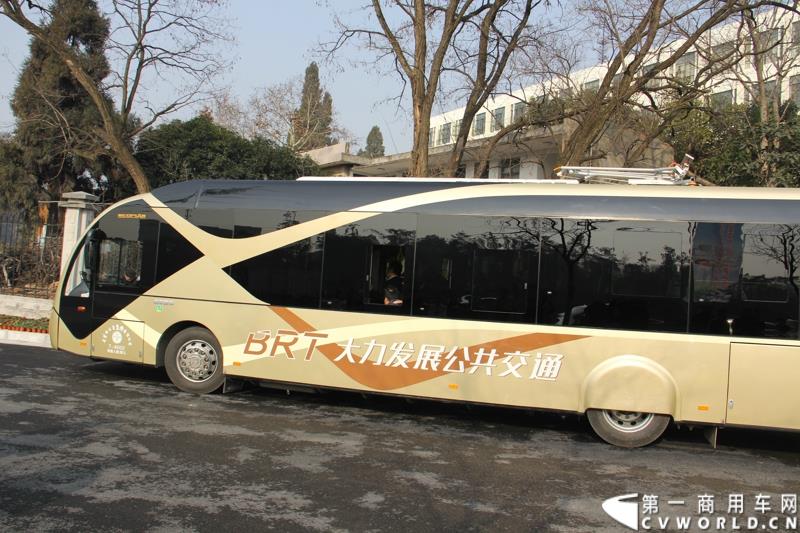 2月12日，全球首条e－BRT（纯电动快速公交）专线在浙江金华市正式开通，其全部38辆e－BRT公交客车由青年汽车制造生产。图为BRT公交缓缓驶出站台