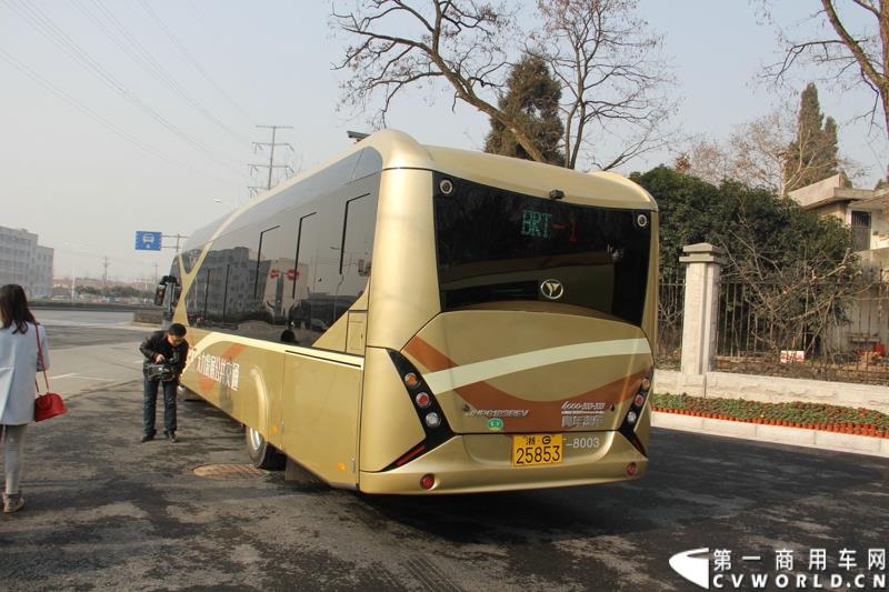 2月12日，全球首条e－BRT（纯电动快速公交）专线在浙江金华市正式开通，其全部38辆e－BRT公交客车由青年汽车制造生产。图为BRT公交缓缓驶出站台