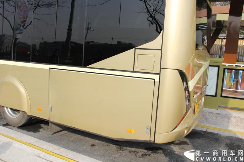 2月12日，全球首条e－BRT（纯电动快速公交）专线在浙江金华市正式开通，其全部38辆e－BRT公交客车由青年汽车制造生产。图为BRT公交缓缓驶出站台