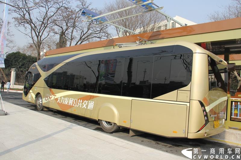 2月12日，全球首条e－BRT（纯电动快速公交）专线在浙江金华市正式开通，其全部38辆e－BRT公交客车由青年汽车制造生产。图为BRT公交缓缓驶出站台