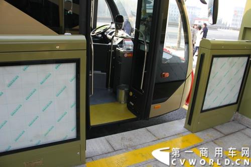 2月12日，全球首条e－BRT（纯电动快速公交）专线在浙江金华市正式开通，其全部38辆e－BRT公交客车由青年汽车制造生产。图为BRT公交站台