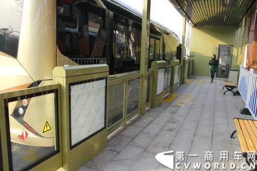2月12日，全球首条e－BRT（纯电动快速公交）专线在浙江金华市正式开通，其全部38辆e－BRT公交客车由青年汽车制造生产。图为BRT公交站台