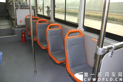 2月12日，全球首条e－BRT（纯电动快速公交）专线在浙江金华市正式开通，其全部38辆e－BRT公交客车由青年汽车制造生产。图为BRT公交内饰