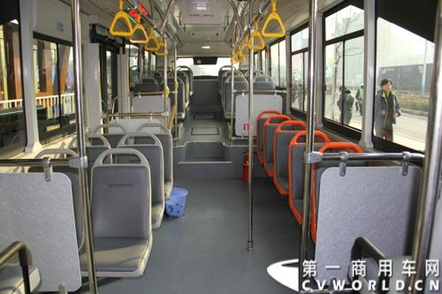 2月12日，全球首条e－BRT（纯电动快速公交）专线在浙江金华市正式开通，其全部38辆e－BRT公交客车由青年汽车制造生产。图为BRT公交内饰