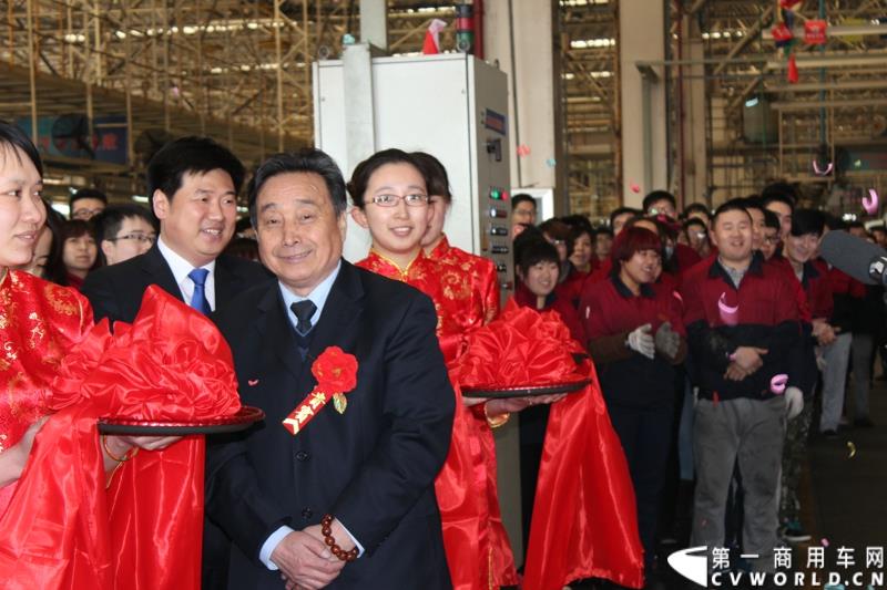 3月3日上午，山东唐骏欧铃汽车制造有限公司在淄博市淄川区的厂区内举行了建厂以来的第100万辆车的下线仪式。图为唐骏汽车集团董事长薛兴震