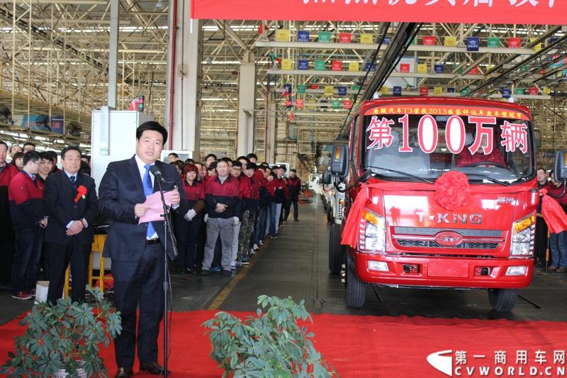 3月3日上午，山东唐骏欧铃汽车制造有限公司在淄博市淄川区的厂区内举行了建厂以来的第100万辆车的下线仪式。图为唐骏汽车集团总经理王金珂致辞