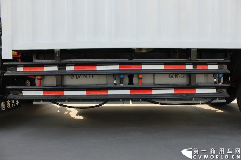 3月3日上午，山东唐骏欧铃汽车制造有限公司在淄博市淄川区的厂区内举行了建厂以来的第100万辆车的下线仪式。图为唐骏汽车集团厂区内展示的纯电动轻卡