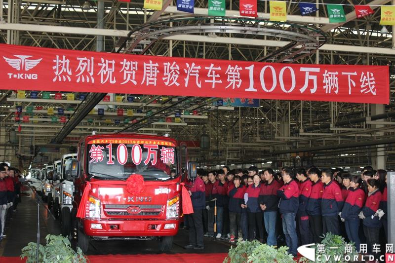 3月3日上午，山东唐骏欧铃汽车制造有限公司在淄博市淄川区的厂区内举行了建厂以来的第100万辆车的下线仪式。图为唐骏汽车第100万辆下线活动现场