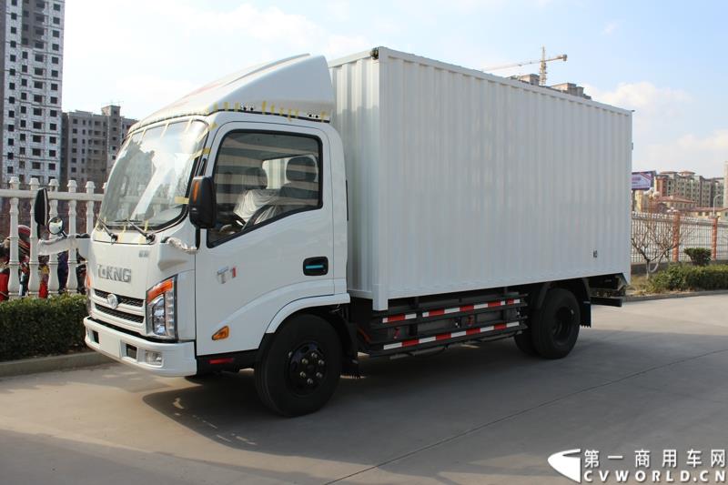 3月3日上午，山东唐骏欧铃汽车制造有限公司在淄博市淄川区的厂区内举行了建厂以来的第100万辆车的下线仪式。图为唐骏汽车集团厂区内展示的纯电动轻卡