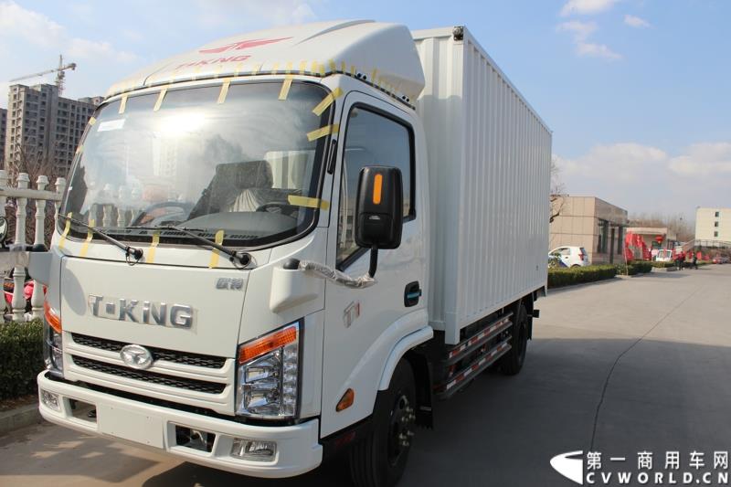 3月3日上午，山东唐骏欧铃汽车制造有限公司在淄博市淄川区的厂区内举行了建厂以来的第100万辆车的下线仪式。图为唐骏汽车集团厂区内展示的纯电动轻卡