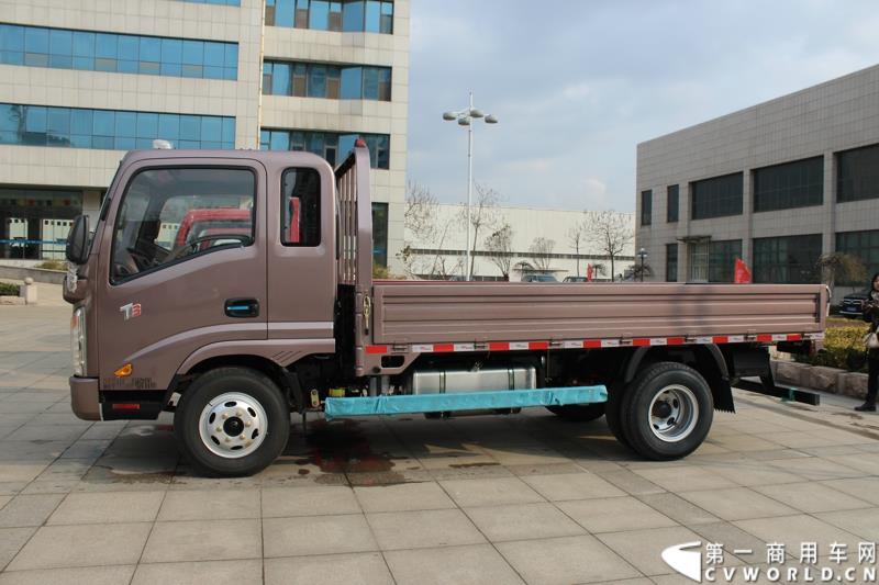 3月3日上午，山东唐骏欧铃汽车制造有限公司在淄博市淄川区的厂区内举行了建厂以来的第100万辆车的下线仪式。图为唐骏汽车集团厂区内展示的国四车型新品