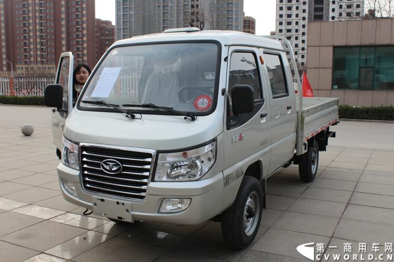 3月3日上午，山东唐骏欧铃汽车制造有限公司在淄博市淄川区的厂区内举行了建厂以来的第100万辆车的下线仪式。图为唐骏汽车集团厂区内展示的国四车型新品