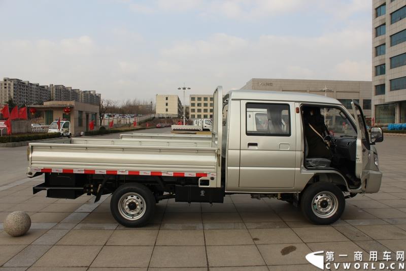 3月3日上午，山东唐骏欧铃汽车制造有限公司在淄博市淄川区的厂区内举行了建厂以来的第100万辆车的下线仪式。图为唐骏汽车集团厂区内展示的国四车型新品